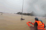 Nữ sinh vùng Phú Yên cũ: “Bố mẹ em bơi qua nhà hàng xóm rồi mất liên lạc"