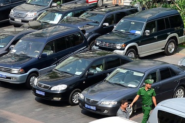 Hà Nội: 4 Sở, 4 quận huyện khoán xe công được 52 người