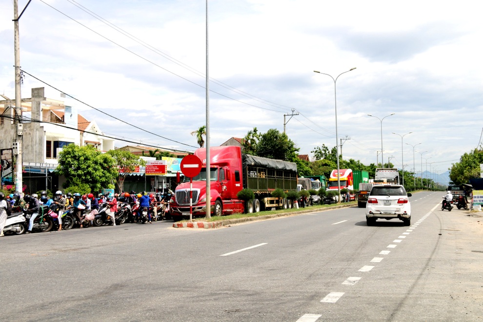 Hàng vạn người từ Đà Nẵng đổ về Quảng Nam trước giờ G - 1 Hàng vạn người từ Đà Nẵng đổ về Quảng Nam trước giờ G - 1