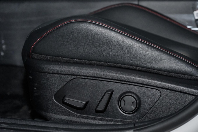 Hyundai Elantra N-Line: hút mắt từ mọi góc nhìn, trang bị hấp dẫn, động cơ là điểm nhấn - 30 Hyundai Elantra N-Line: hút mắt từ mọi góc nhìn, trang bị hấp dẫn, động cơ là điểm nhấn - 30
