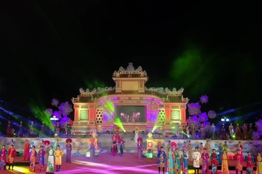 Đêm diễn áo dài "Huế Vàng Son"