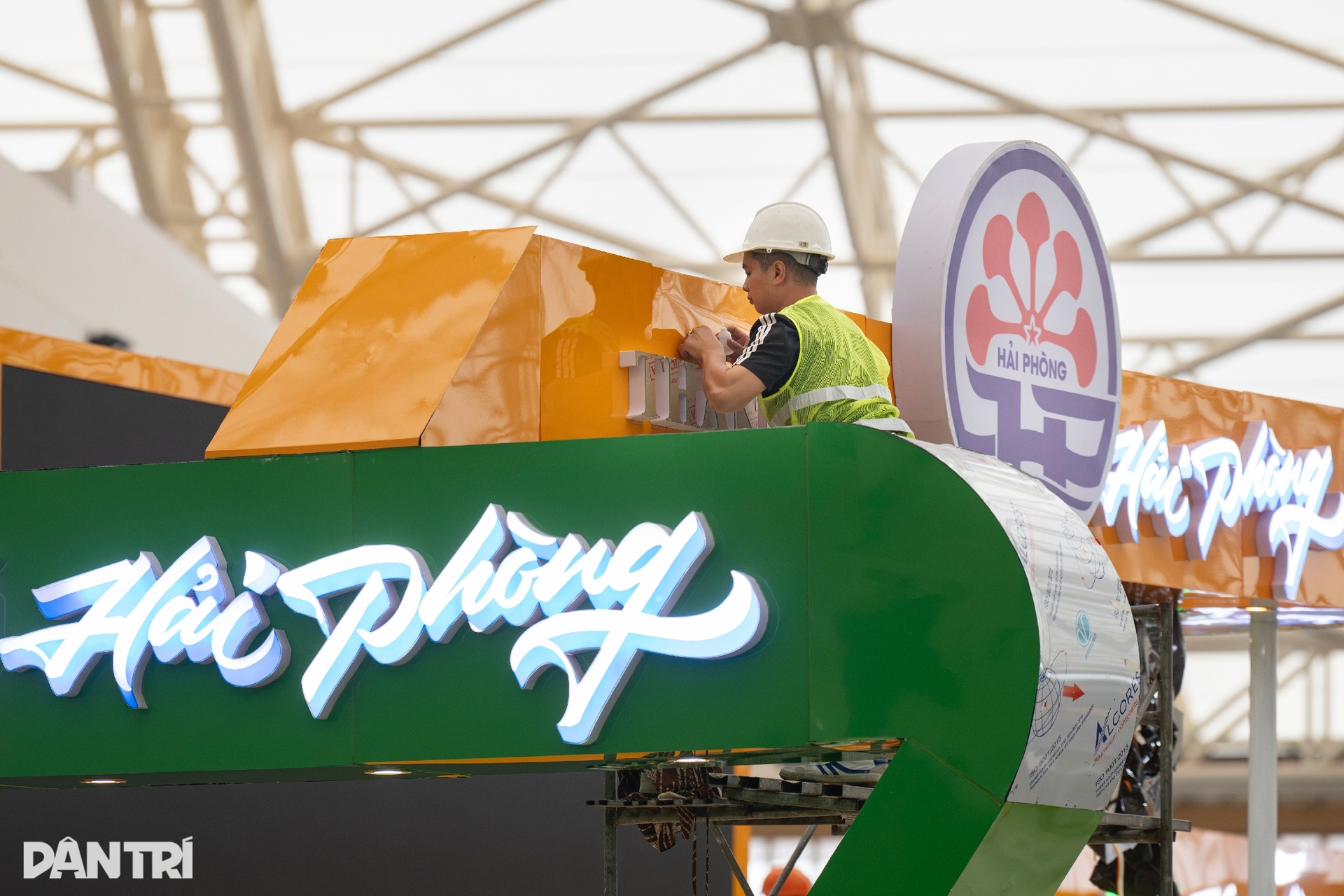 Se están terminando de construir miles de stands, listos para la Feria de Otoño de 2025 - 11 Hàng nghìn gian hàng gấp rút hoàn thiện, sẵn sàng cho Hội chợ Mùa thu 2025 - 11