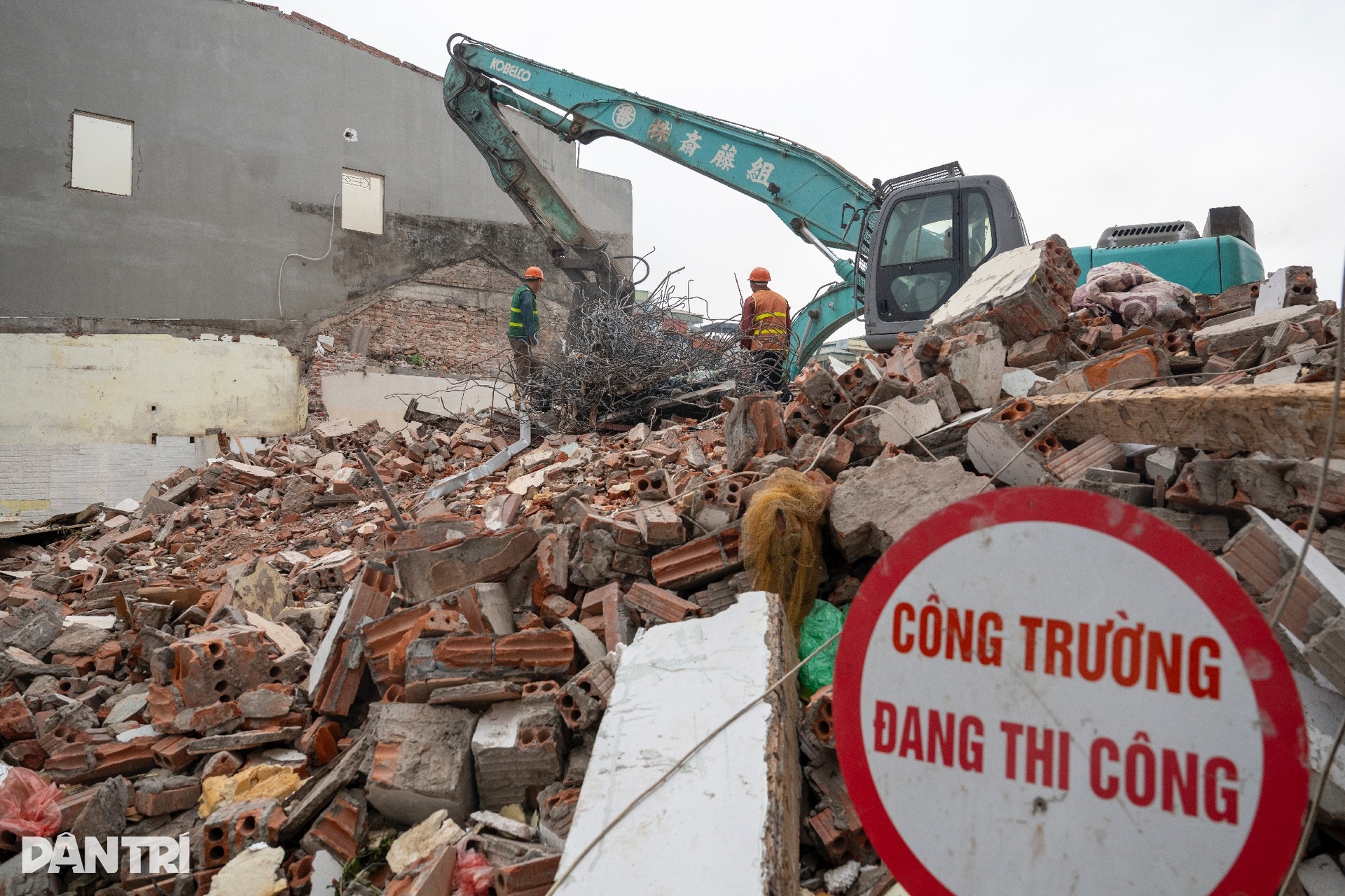 Người dân gấp rút dọn dẹp, giải phóng mặt bằng dự án cầu Trần Hưng Đạo - 7 Người dân gấp rút dọn dẹp, giải phóng mặt bằng dự án cầu Trần Hưng Đạo - 7