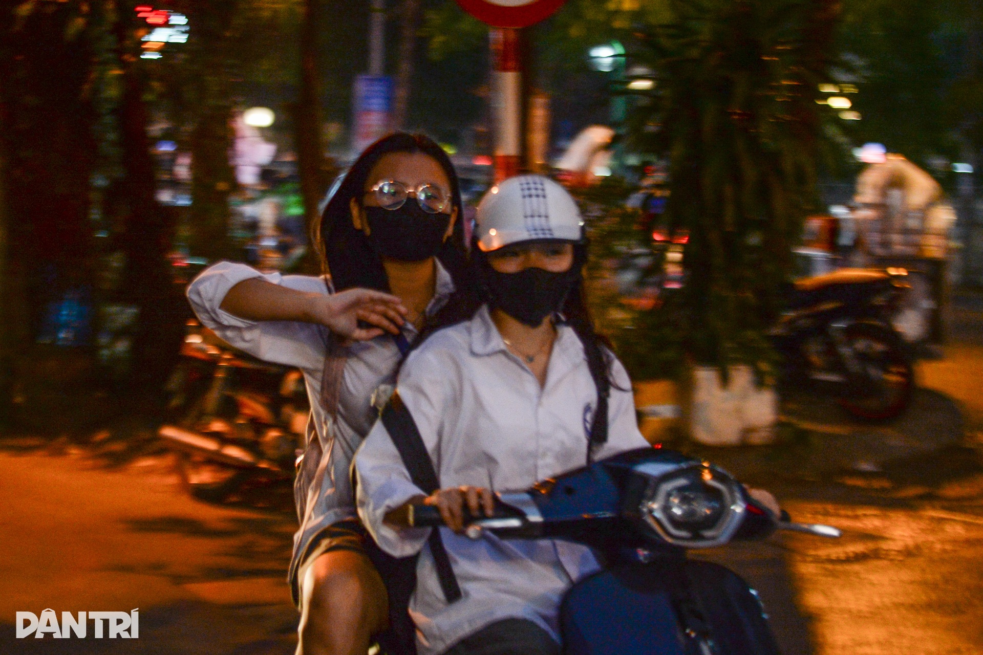 Nhan nhản học sinh, sinh viên vi phạm luật giao thông ở Hà Nội - 10 Nhan nhản học sinh, sinh viên vi phạm luật giao thông ở Hà Nội - 10