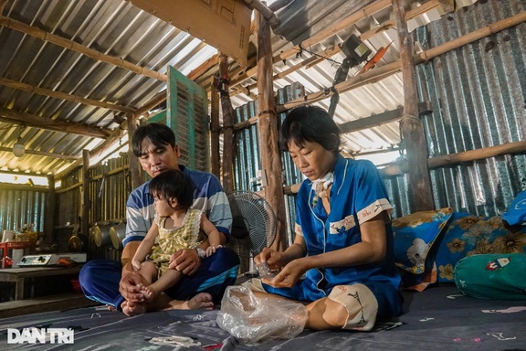 Người đàn ông cầu xin giúp đỡ vợ suy thận nặng, con thơ thiếu ăn