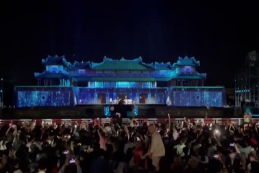 Mãn nhãn với màn trình diễn ánh sáng trên Cổng Ngọ Môn, Kinh thành Huế