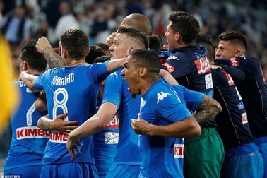 Juventus thua Napoli, cuộc đua vô địch Serie A căng như dây đàn