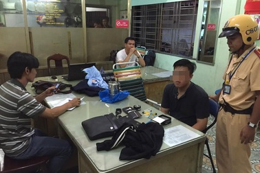 CSGT phát hiện nhiều trường hợp mang theo côn, bình xịt hơi cay