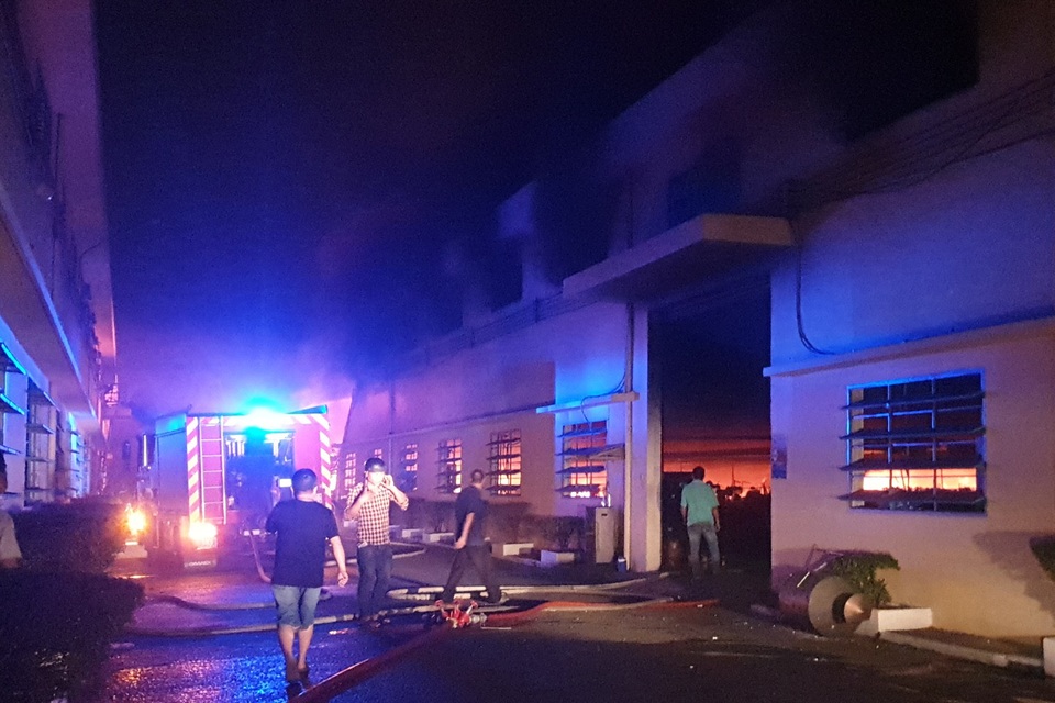 Cháy công ty giày, hàng chục công nhân hốt hoảng tháo chạy - 2 Cháy công ty giày, hàng chục công nhân hốt hoảng tháo chạy - 2