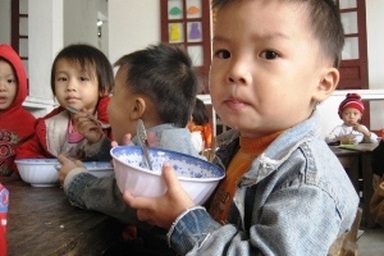 Thầy cô vùng lũ nhịn miệng nuôi trò qua cơn đói 