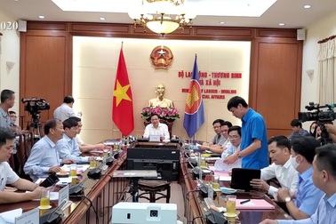 ông Hoàng Quang Phòng - Phó Chủ tịch VCCI - phát biểu sau Phiên họp.