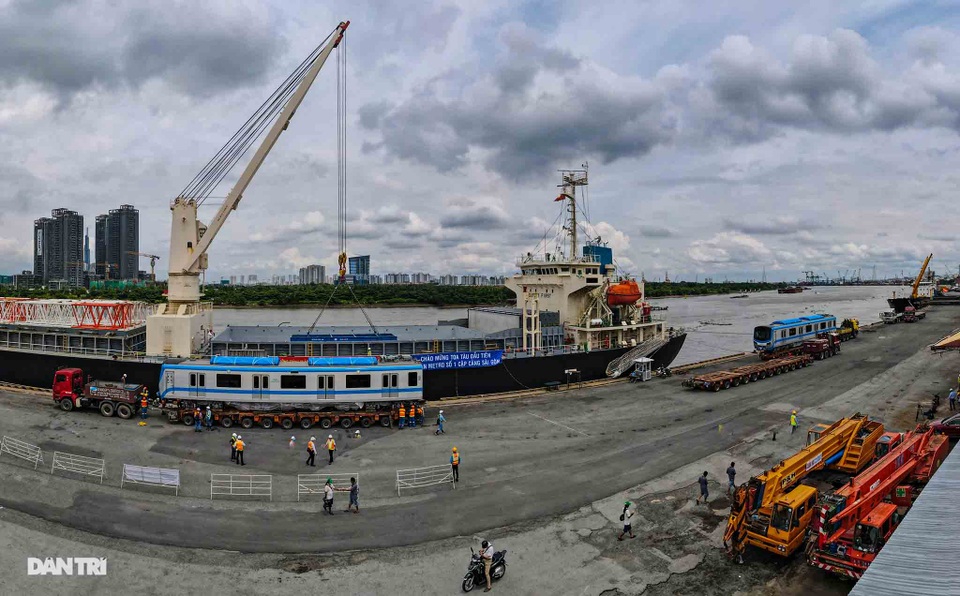 Cận cảnh dàn xe siêu trường siêu trọng chở tàu metro số 1 về điểm tập kết - 4 Cận cảnh dàn xe siêu trường siêu trọng chở tàu metro số 1 về điểm tập kết - 4