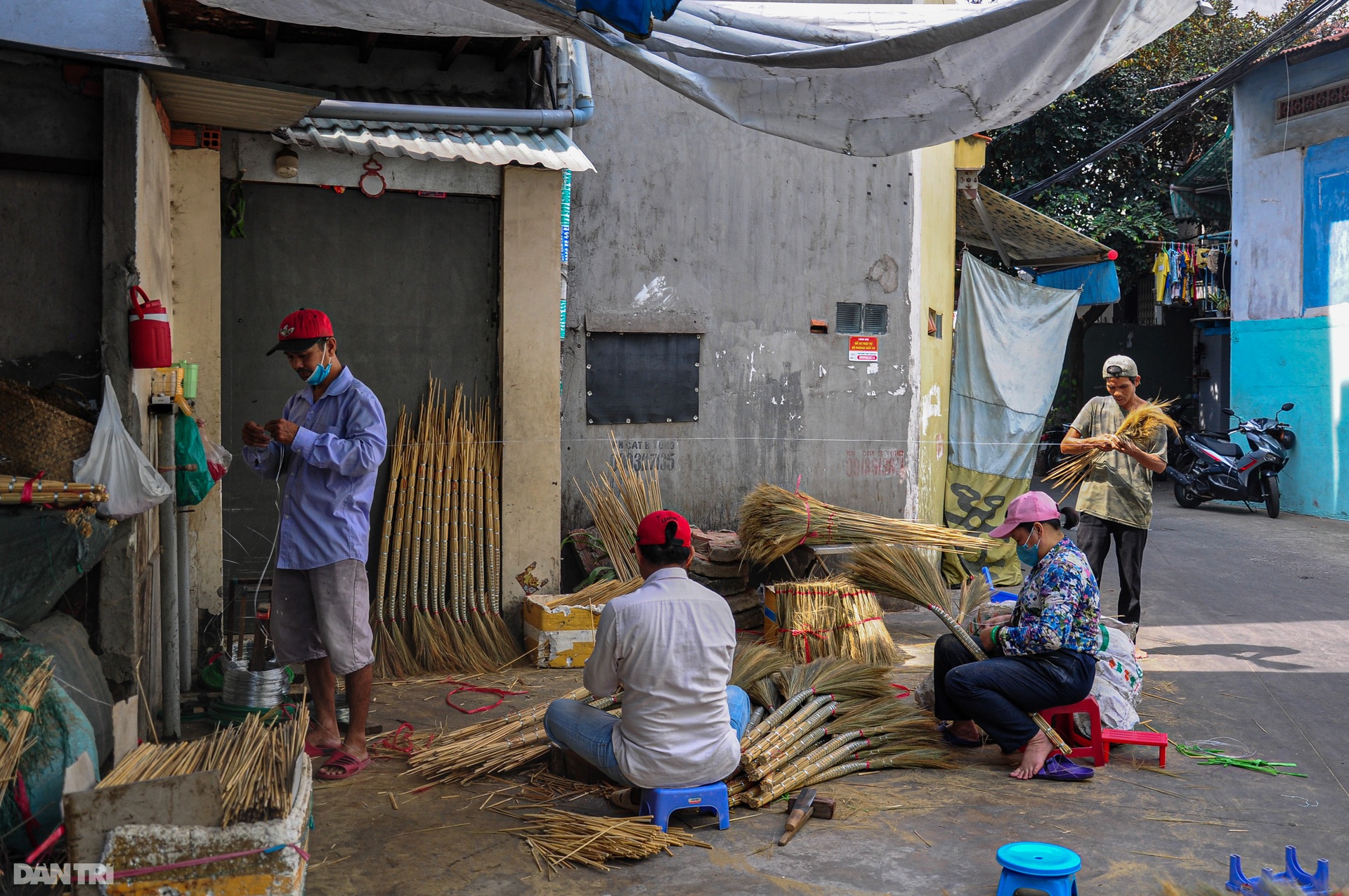 Xóm chổi đót độc nhất ở TPHCM nhộn nhịp ngày giáp Tết - 1