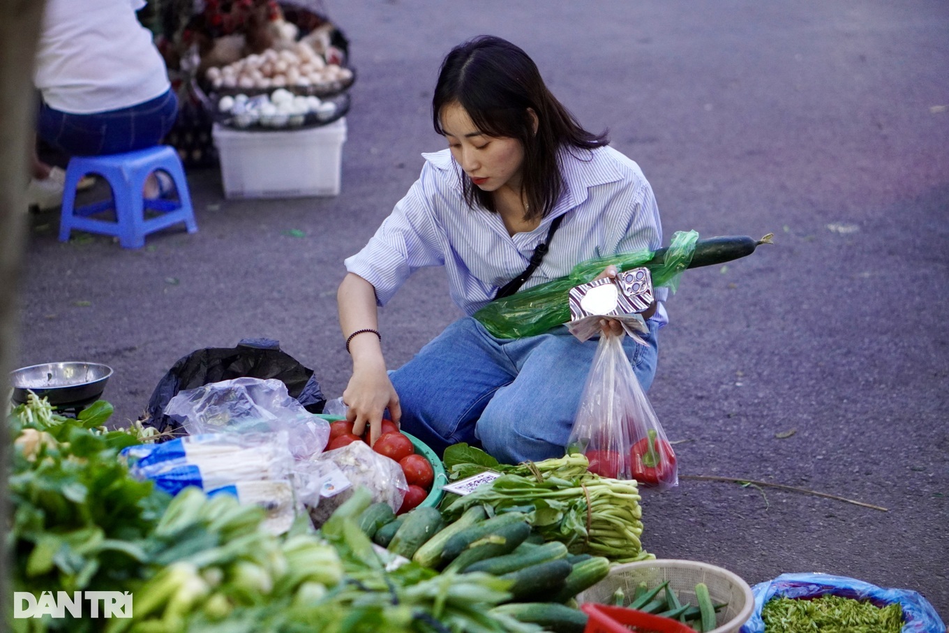 Thủ tướng: Xử nghiêm và công khai việc găm hàng, tăng giá trong bão lũ - 1