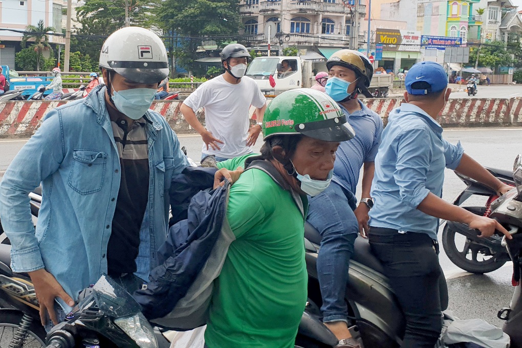 Khởi tố tài xế xe ôm cướp giật tiền của khách - 1 Khởi tố tài xế xe ôm cướp giật tiền của khách - 1