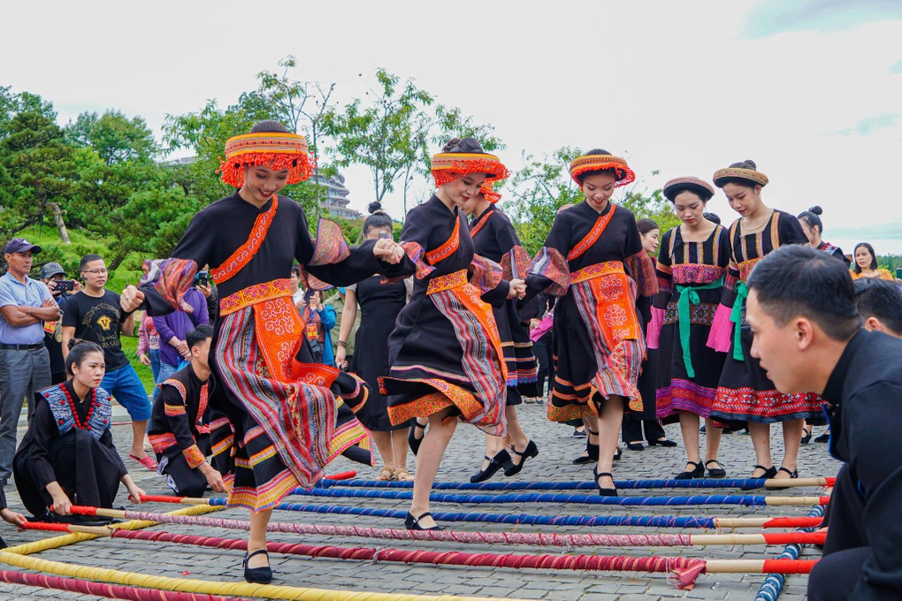 Lên Fansipan chứng kiến chuyện tình Tây Bắc giữa chàng Đỗ và nàng Quyên - 1 Lên Fansipan chứng kiến chuyện tình Tây Bắc giữa chàng Đỗ và nàng Quyên - 1