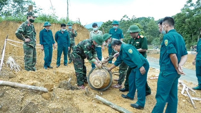 Thanh Hóa: Đào móng nhà, phát hiện bom nặng 350 kg - Ảnh 1.