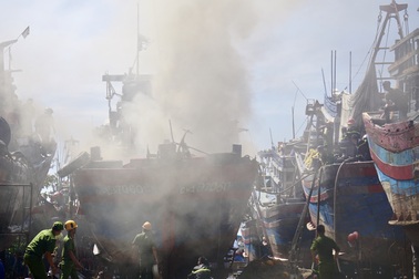 Tàu cá bốc cháy ngùn ngụt trong âu thuyền ở Đà Nẵng