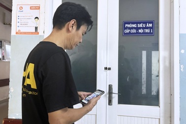 Cha ruột nạn nhân bị mẹ đưa đi bán dâm ở TPHCM xin dừng nhận quyên góp