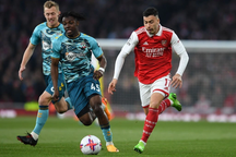 Arsenal may mắn thoát thua trước đội bét bảng Southampton
