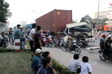 Container nát đầu sau cú đâm mạnh vào đuôi xe tải