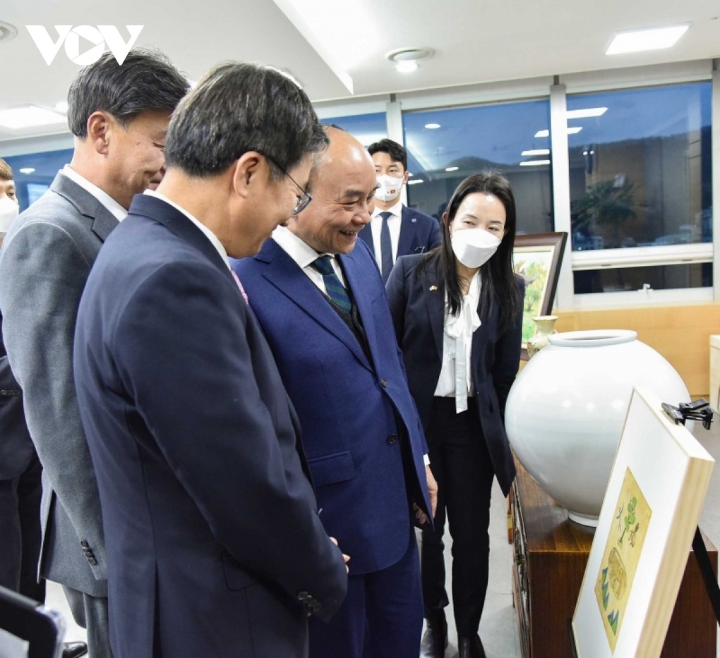 Chủ tịch nước Nguyễn Xuân Phúc thăm tỉnh Gyeonggi của Hàn Quốc - 5 Chủ tịch nước Nguyễn Xuân Phúc thăm tỉnh Gyeonggi của Hàn Quốc - 5