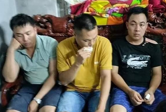 Ba cựu cán bộ công an tại thời điểm bị dân bắt quả tang giữ lại hiện trường