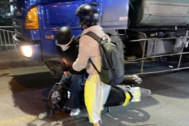 Hố sụt xuất hiện trên đường ở Hà Nội, nhiều người bị ngã