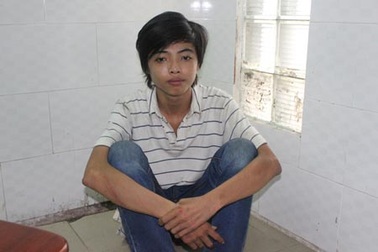 Con nghiện đâm cảnh sát khu vực