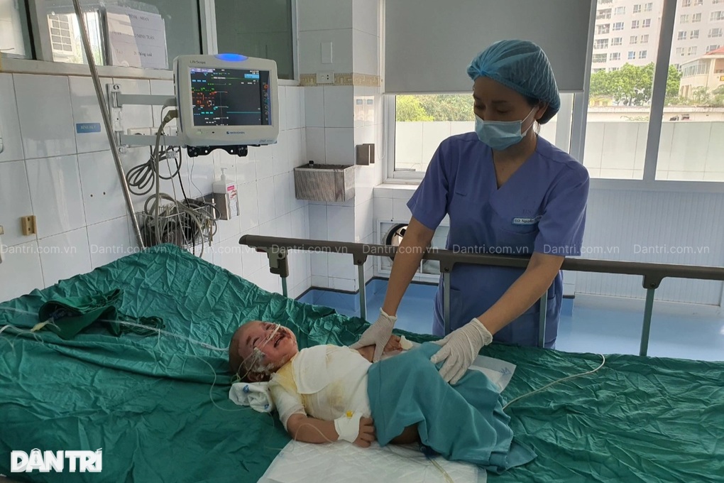 Bạn đọc Dân trí giúp đỡ cháu bé bị bỏng nặng hơn 800 triệu đồng - 2 Bạn đọc Dân trí giúp đỡ cháu bé bị bỏng nặng hơn 800 triệu đồng - 2