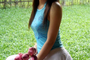 Thiếu nữ Hà Thành e ấp mùa sen