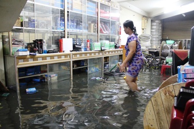 Nước dâng cao 1m, người Sài Gòn trắng đêm chạy “lũ”