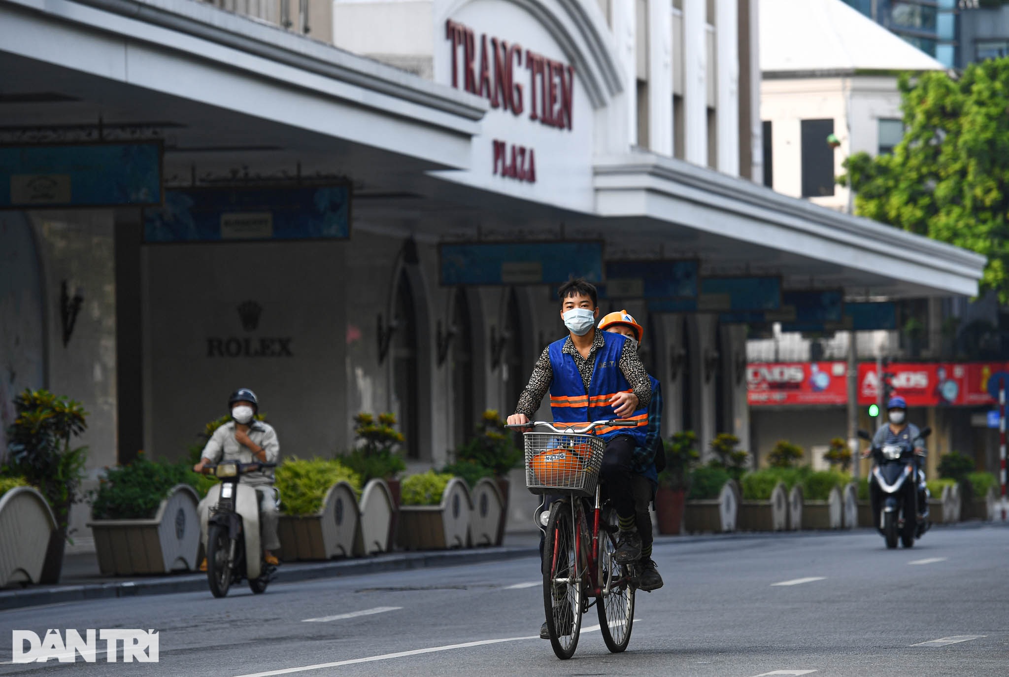 Hà Nội ngày đầu thực hiện Chỉ thị 16: Đường phố vắng, chợ dân sinh đông đúc - 19 Hà Nội ngày đầu thực hiện Chỉ thị 16: Đường phố vắng, chợ dân sinh đông đúc - 19