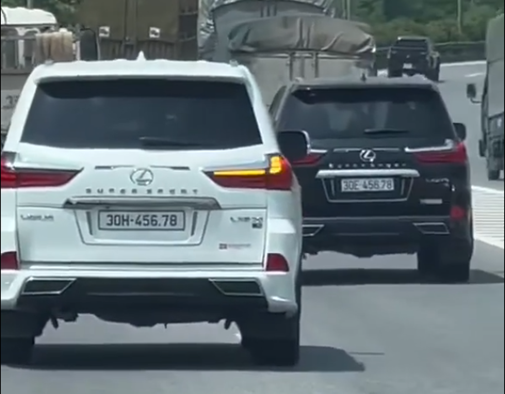 Hai chiếc xe sang Lexus LX570 có trùng biển số siêu đẹp (Ảnh cắt từ clip). Hai chiếc xe sang Lexus LX570 có trùng biển số siêu đẹp (Ảnh cắt từ clip).
