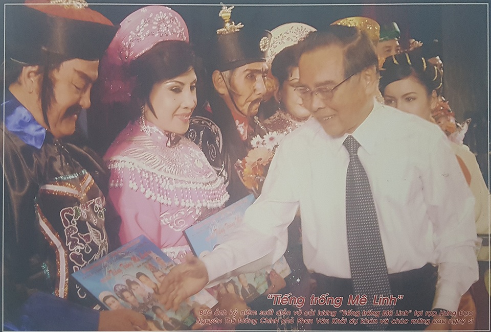 Nhiều nghệ sĩ xúc động nhìn lại ký ức qua triển lãm sân khấu - 23