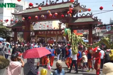 Hàng vạn người đổ về cầu an tại Chùa Bà Bình Dương