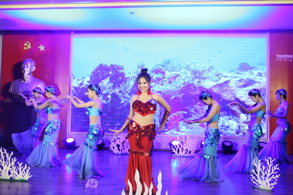 Nữ sinh Ngoại thương khoe sắc, khoe tài trong đêm thi đầy cảm xúc - 7 Nữ sinh Ngoại thương khoe sắc, khoe tài trong đêm thi đầy cảm xúc - 7