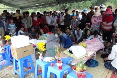 Hai cháu bé chết đuối khi tắm ở hồ nước