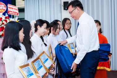 Sacombank “Ươm mầm cho những ước mơ” - Chung tay vun đắp thế hệ trẻ