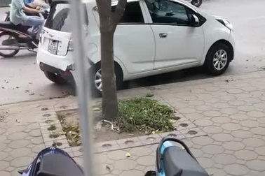 Ô tô lao như “điên”, hất ngã xe máy ở Hà Nội