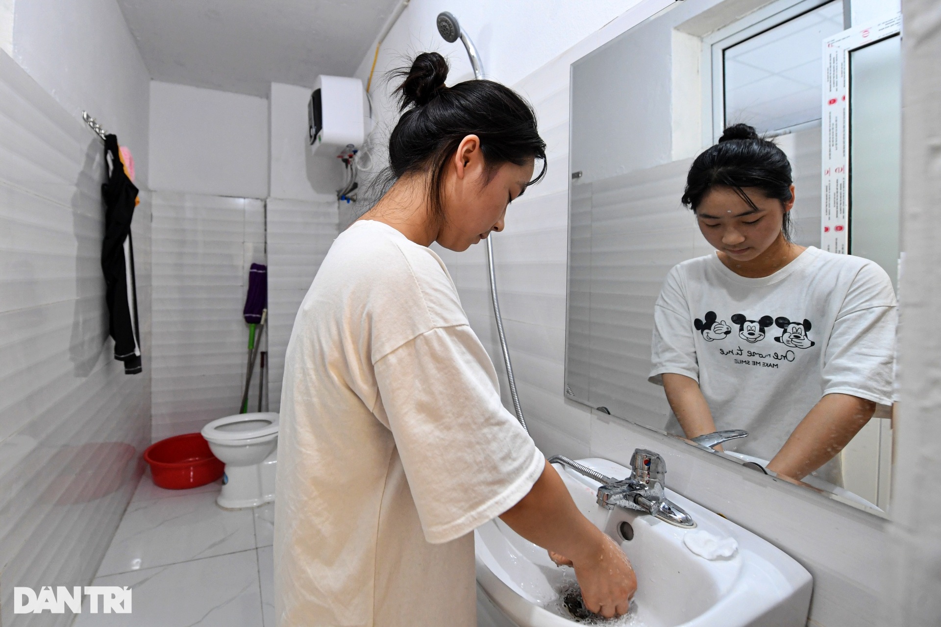 Cuộc sống thuê trọ trong các biệt thự triệu USD bỏ hoang ở Hà Nội - 13 Cuộc sống thuê trọ trong các biệt thự triệu USD bỏ hoang ở Hà Nội - 13