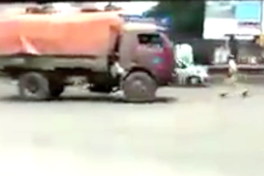 Tài xế liều mạng lùi xe tải tránh CSGT