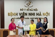 Trao nóng 200 triệu đồng giúp bé 3 tháng tuổi thêm cơ hội sống