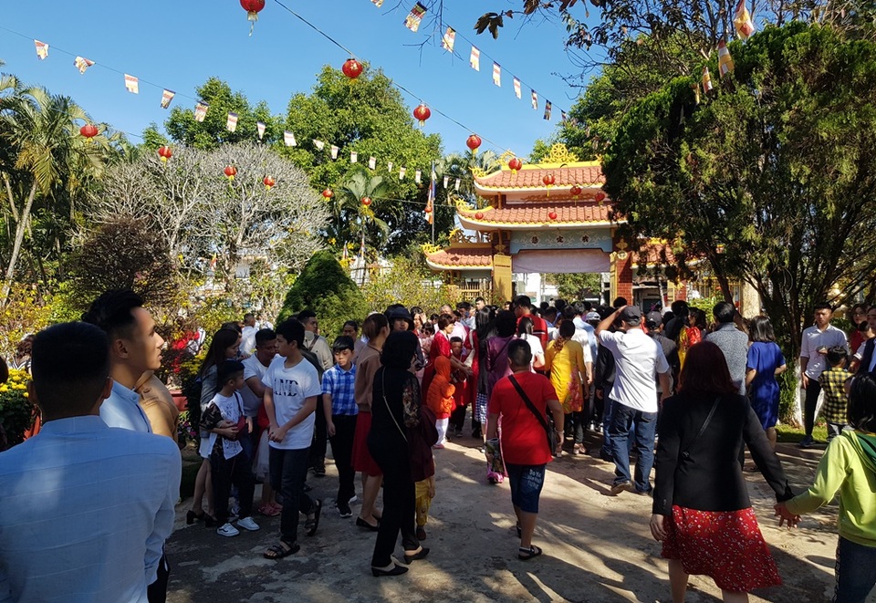 Dân phố núi hân hoan lên chùa hái lộc, cầu may đầu năm - 3 Dân phố núi hân hoan lên chùa hái lộc, cầu may đầu năm - 3