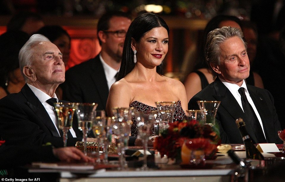 Bố Michael Douglas qua đời ở tuổi 103 - 2 Bố Michael Douglas qua đời ở tuổi 103 - 2