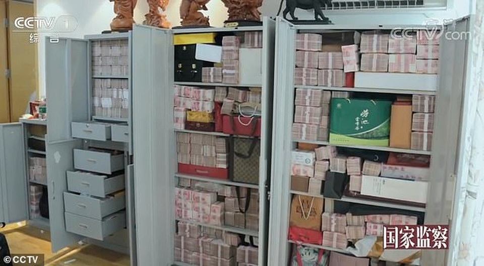 Video 3 tấn tiền mặt chất như núi trong nhà quan tham Trung Quốc - 2 Video 3 tấn tiền mặt chất như núi trong nhà quan tham Trung Quốc - 2