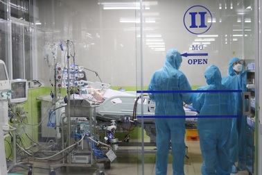 Nam phi công người Anh nhiễm Covid-19 vẫn lệ thuộc ECMO