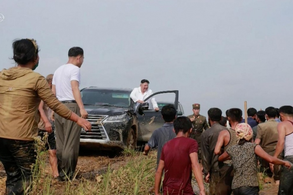 Soi chiếc SUV hạng sang ông Kim Jong-un lái đi thăm vùng lũ - 1 Soi chiếc SUV hạng sang ông Kim Jong-un lái đi thăm vùng lũ - 1