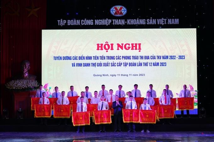 Tổng giám đốc Tập đoàn Đặng Thanh Hải trao Cờ thi đua cho các lò chợ, tổ, đội đạt năng suất kỷ lục dẫn đầu TKV năm 2022