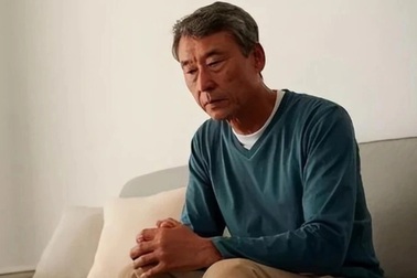 Gặp con nhà hàng xóm, tôi xấu hổ chỉ dám cúi đầu suốt 30 năm